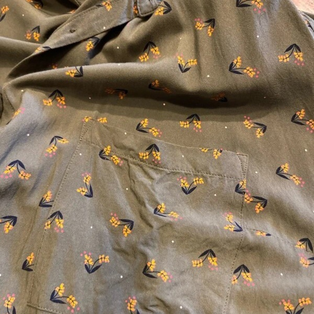 Green Button-Up Shirt With Pattern - image 3